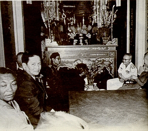 Rear Admiral Tran Van Chon, Chief of Naval Operations, holds an informal conversation with the dignitaries of
 Tran Hung Ðao Temple